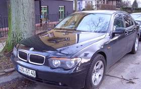 schöner schwarzer BMW 735i
