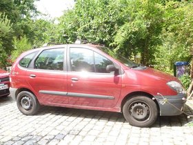 Roter Renault Senic mit vielen neuen Teilen incl. neuer Winterreifen
