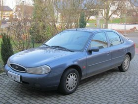 Ford Mondeo blau 115 PS