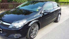 Schöner schwarzer, gepflegter + tiefergelegter Opel Astra GTC 1.6 mit Schrägheck