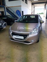 Peugeot 208 gepflegt und wenig gelaufen 8-fach bereift