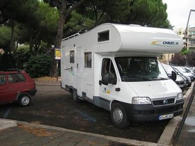 - Familienwohnmobil - mit aufstellbaren Stockbetten zur Garage für 5 Personen  mit viel Stauraum !