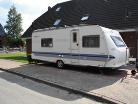 Hobby 560 WLU mit großem Heckbad und 2 Vorzelte Einzel-Doppelbett